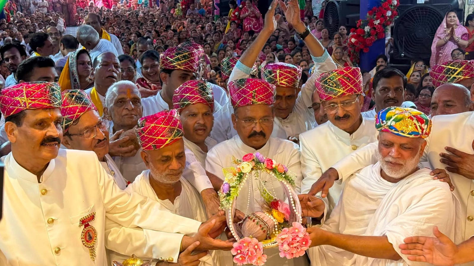 धन-दौलत नहीं, आत्मशांति का मार्ग खोजिए” : मुनि योगसागर जी महाराज पुण्योदय नसियां जी में भव्य चातुर्मास कलश स्थापना महामहोत्सव, भक्ति गीतों से गूंजा परिसर; तीन रजतमय कलश रहे आकर्षण का केंद्र