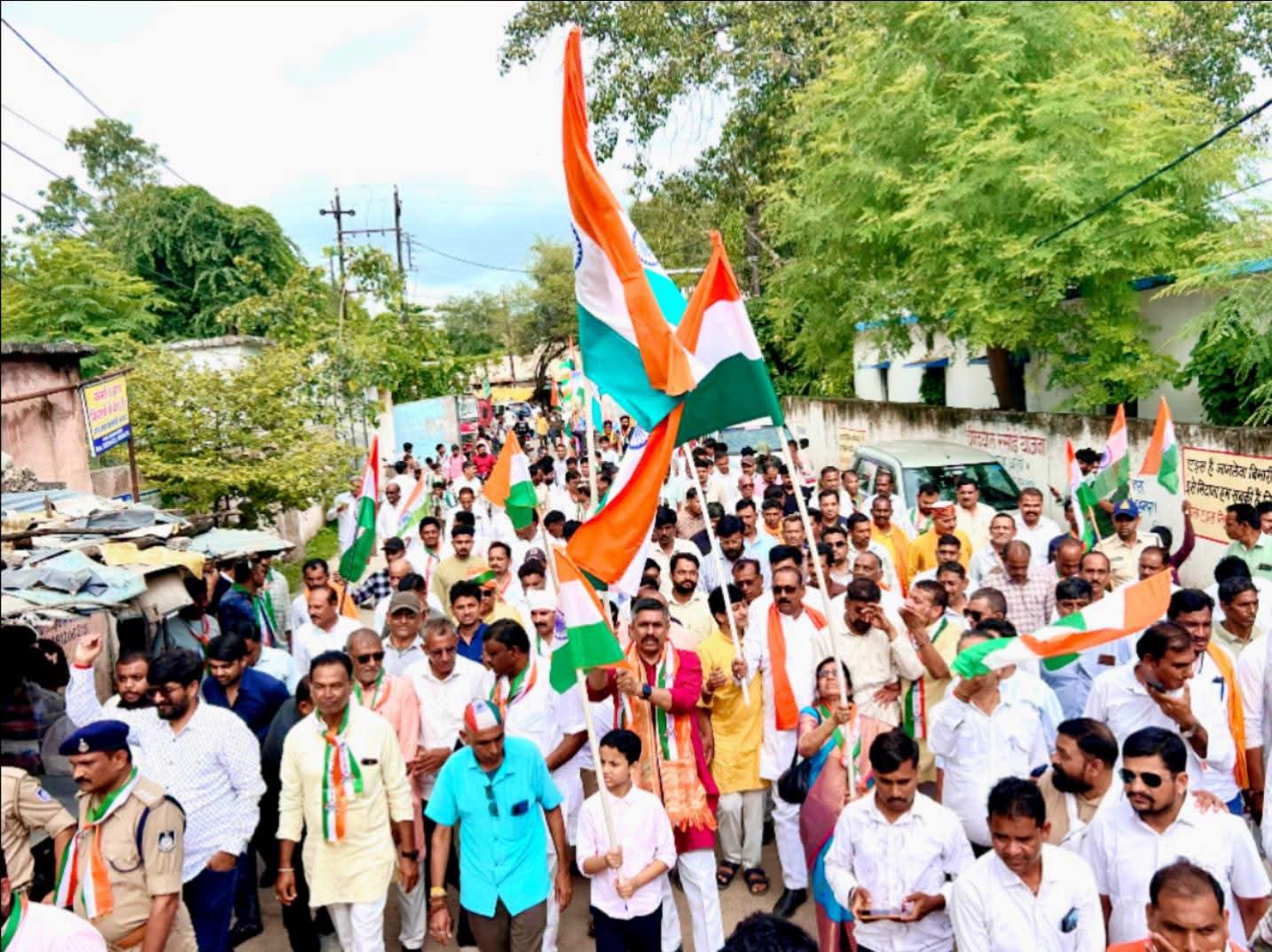 धार ग्रामीण मनावर में गूंजा राष्ट्रभक्ति का स्वर, निकली भव्य तिरंगा यात्रा