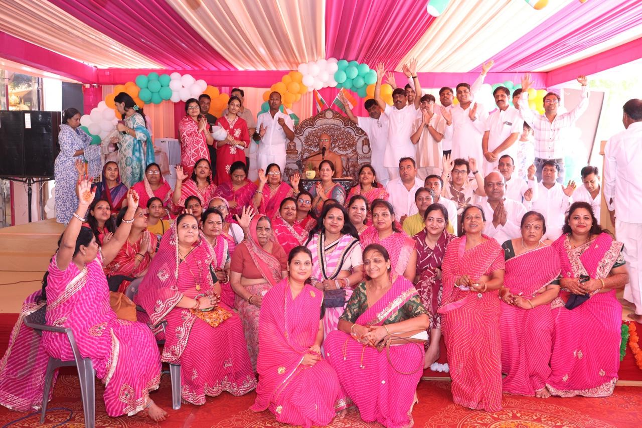 120 से अधिक श्रद्धालुओं ने की पदमपुरा व गोलोक धाम तीर्थ की वंदना, आचार्य प्रज्ञा सागर महाराज के दर्शन से अभिभूत हुआ मित्तल परिवार