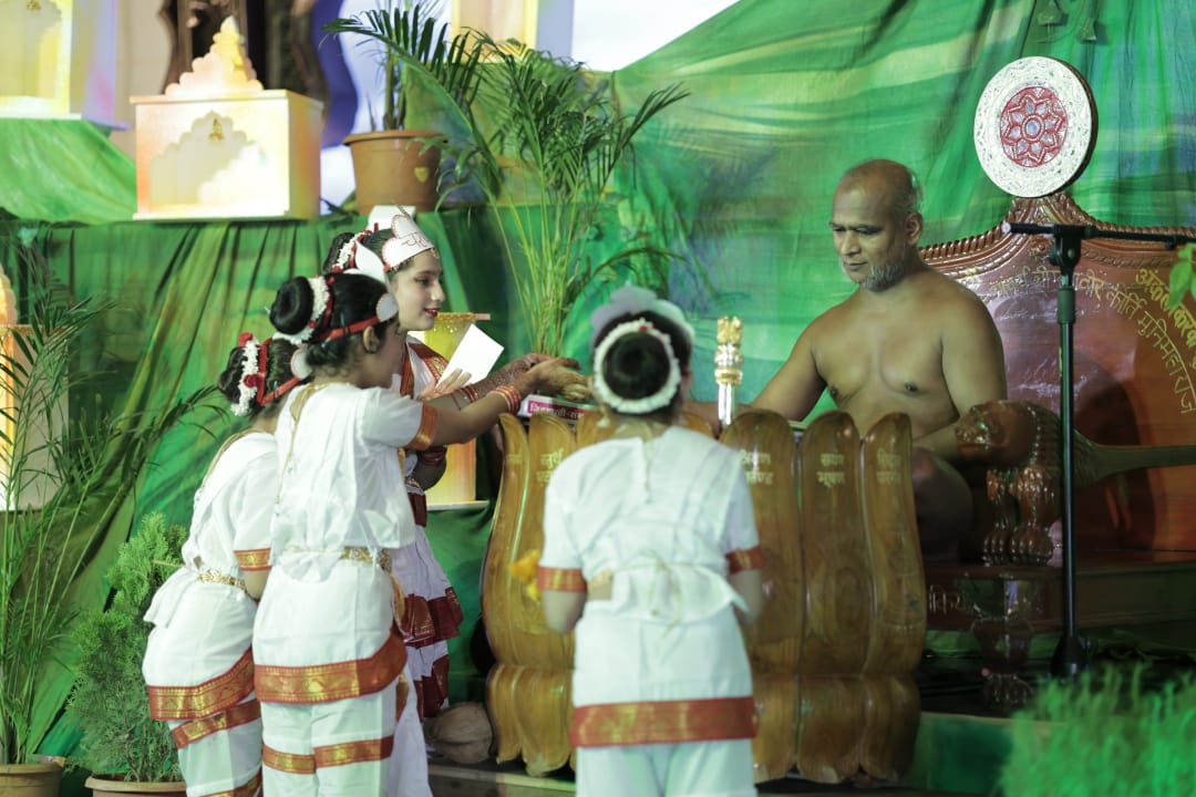 इंसान पागल और मोबाइल स्मार्ट होने लगा है—आचार्य श्री सुनील सागर जी