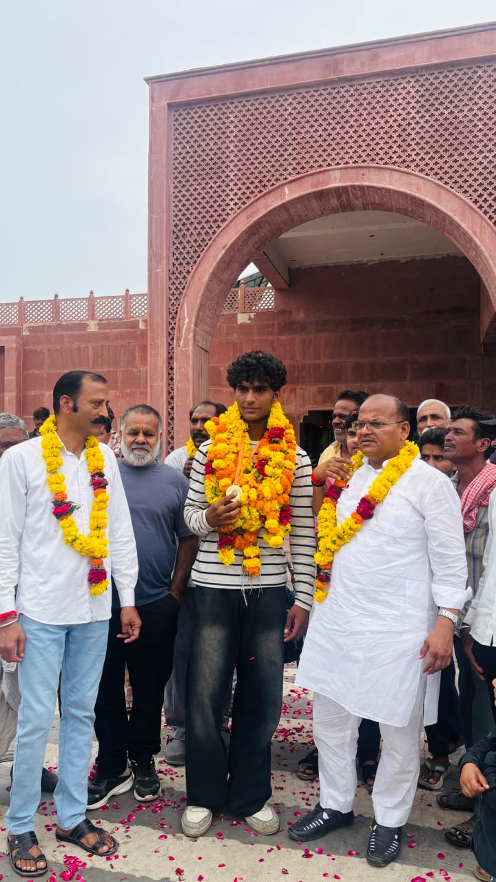 160 किलो वजन उठाकर आकाश लोहार ने रचा इतिहास, राज्य स्तरीय वेटलिफ्टिंग में जीता गोल्ड मेडल