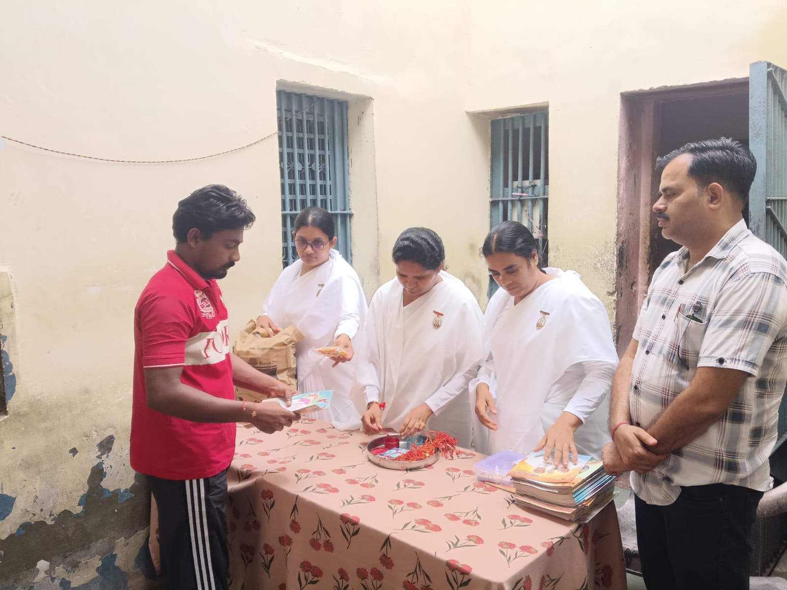 रक्षा सूत्र के साथ कैदियों को दिलाया श्रेष्ठ जीवन का संकल्प