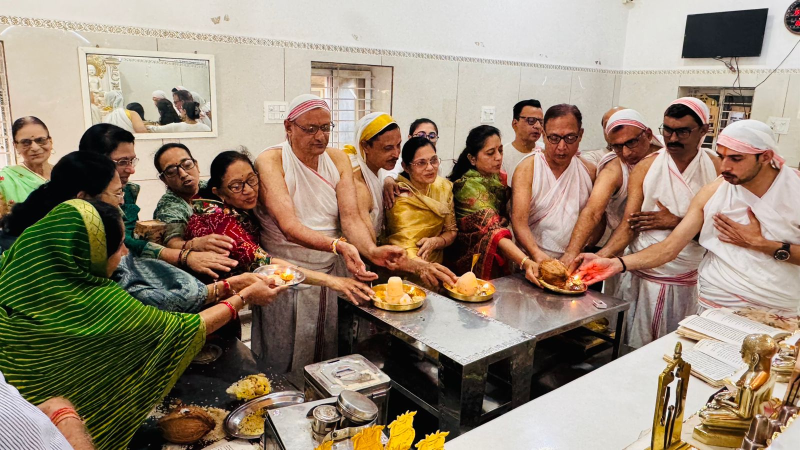 श्रेयांश नाथ भगवान का मनाया मोक्ष कल्याणक पर निर्वाण, लाडू चढ़ाकर मनाया गया**