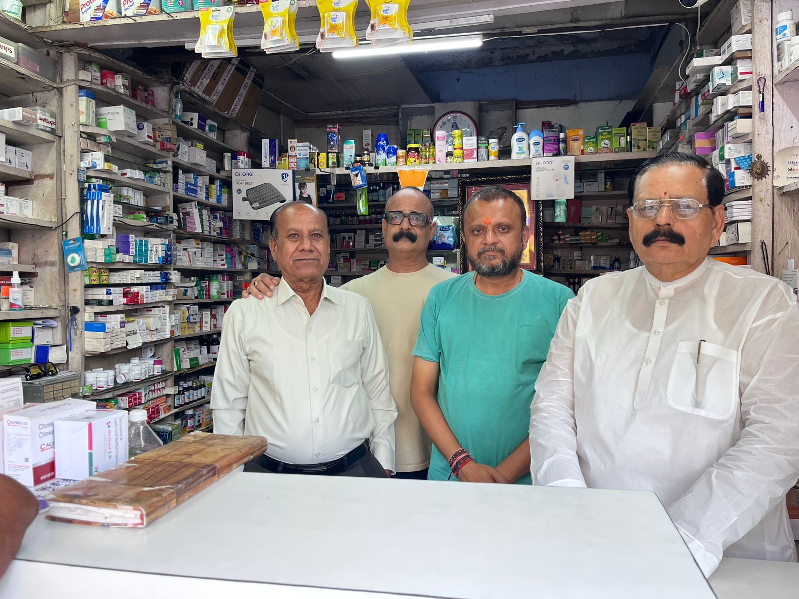 रक्षाबंधन पर सियासी मुलाकात ने बढ़ाई हलचल, वरिष्ठ नेता सुरेश कुमार लूथरा से मिले नगर कांग्रेस अध्यक्ष पवन बाबेल