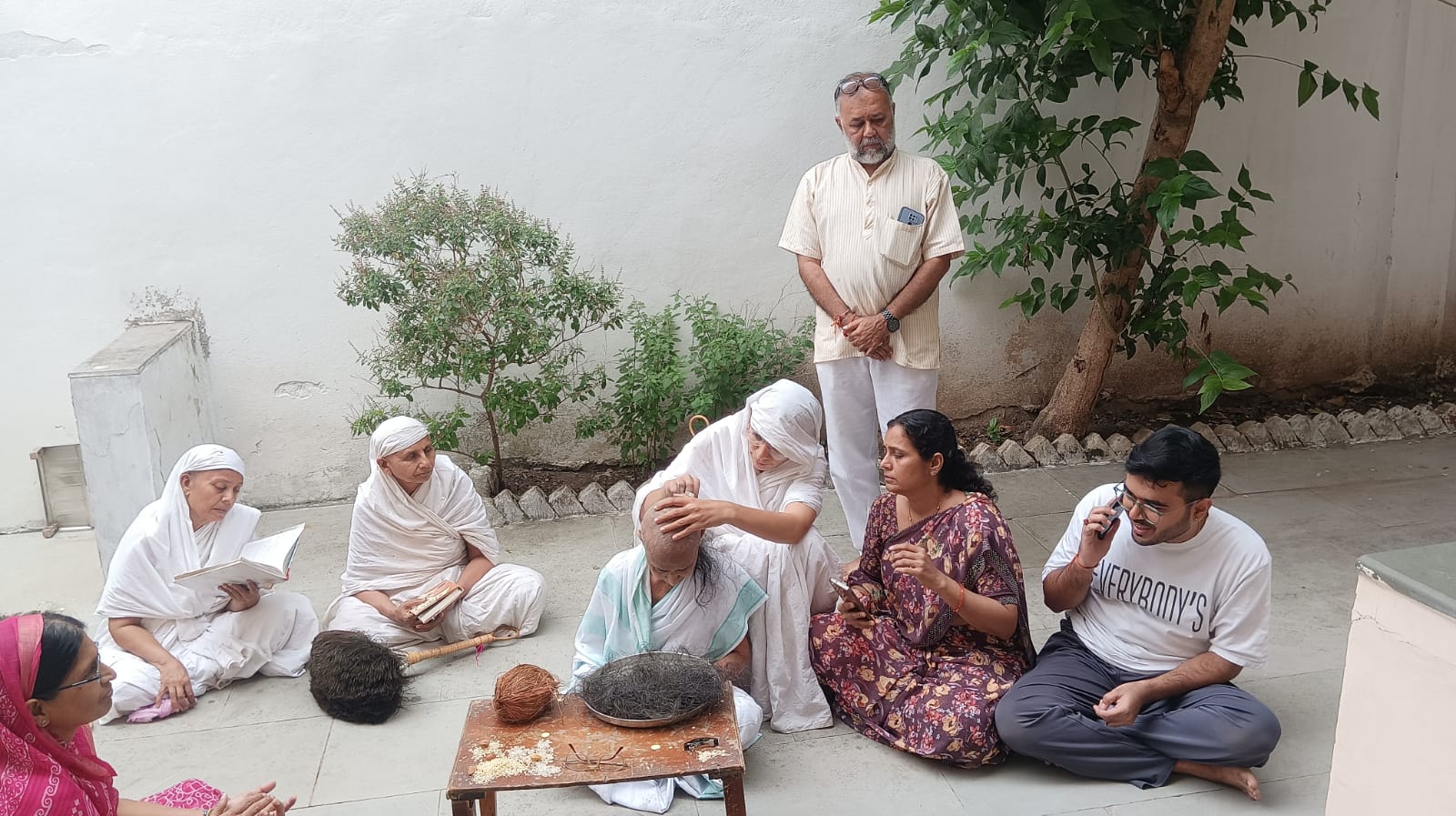 केश लोचन के साथ मोक्षमार्ग की ओर बढ़ा एक और कदम, श्राविका मंजुला जैन ने जगाया त्याग-वैराग्य का भाव