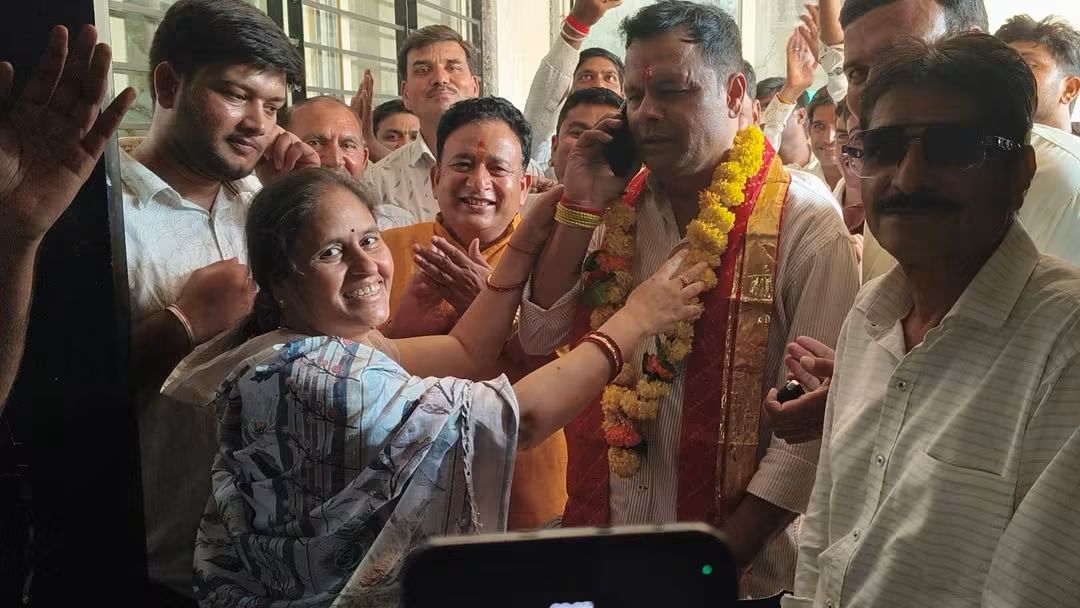 अध्यक्ष बनकर घर पहुंचे नरेंद्र काला, पत्नी सुनीता ने मंगल आरती कर किया भावुक स्वागत