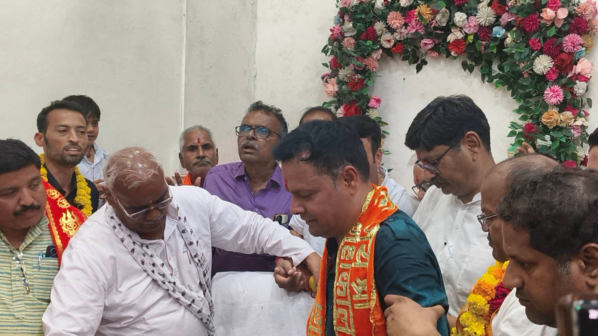 हाथ पकड़कर कुर्सी तक ले गए मंत्री दिलावर, नरेंद्र काला ने संभाला नगर पालिका अध्यक्ष का पदभार