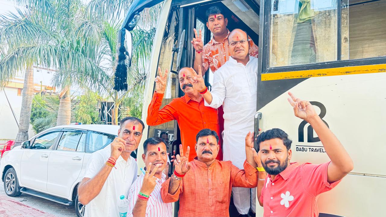 कुछ ही घंटों में खुलेगा रामगंजमंडी पालिका अध्यक्ष के नाम का राज जीत के भरोसे के साथ मतदान के लिए रवाना हुए भाजपा के निर्वाचित पार्षद, बस में सवार होने से पहले दिखाया विक्ट्री साइन