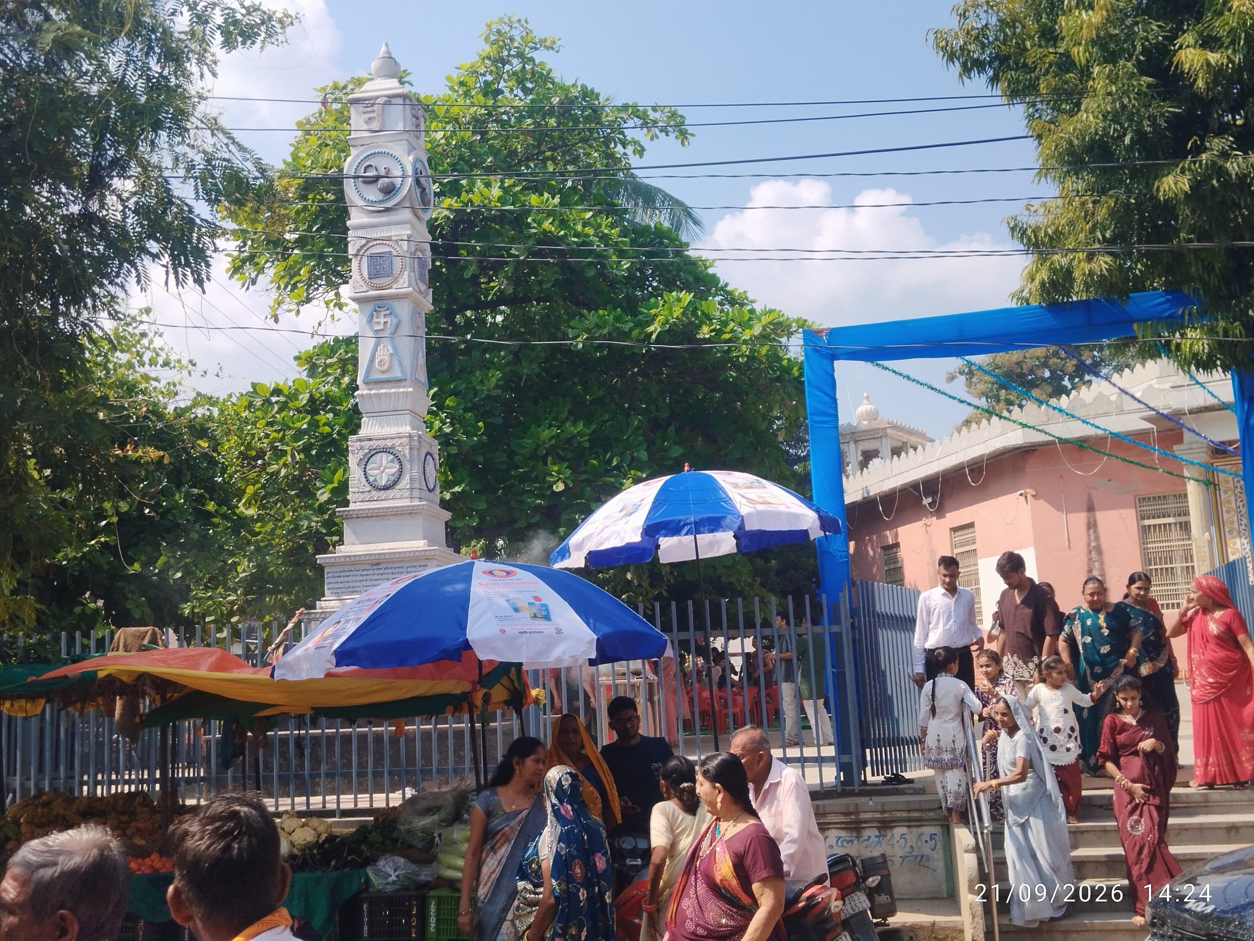 महावीर इंटरनेशनल शाखा नौगामा ने सुगंध दशमी पर कैनोपी वितरण कर फुटपाथ विक्रेताओं को दी राहत 🙏