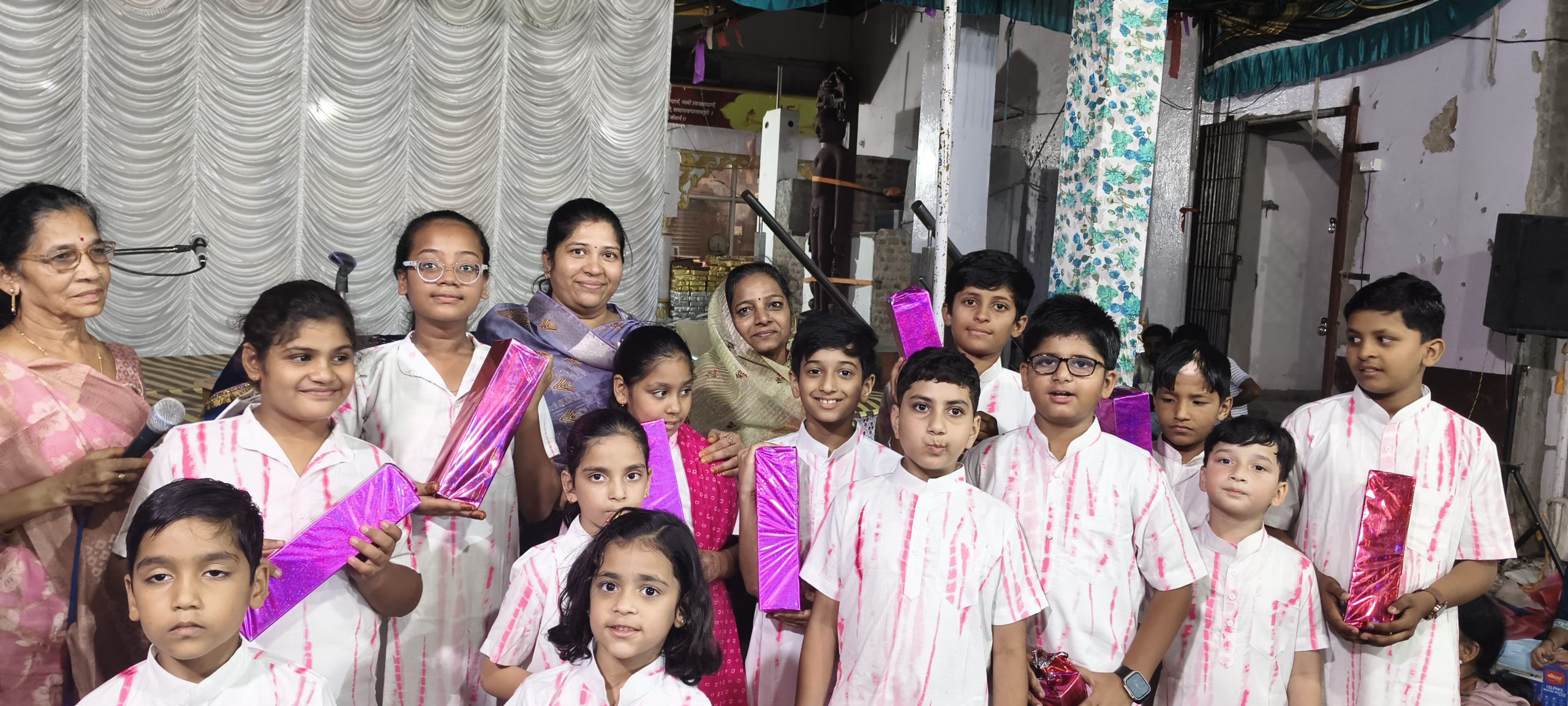 धार्मिक परीक्षा में बच्चों ने दिखाई प्रतिभा, पुरस्कार पाकर खिले नन्हे चेहरों पर खुशी