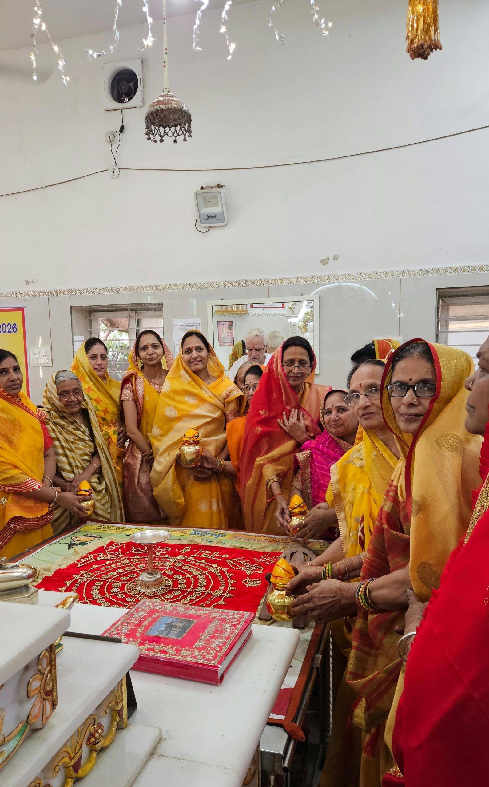 आज धामनोद जैन मंदिर में पूर्णिमा होने पर पट्टाचार्य आचार्य विशुद्ध सागरजी महाराज के परम शिष्य आज्ञानुवर्ति भोपाल निवासी पंडित कमल जैन के सानिध्य में विधान सम्पन्न हुआ*