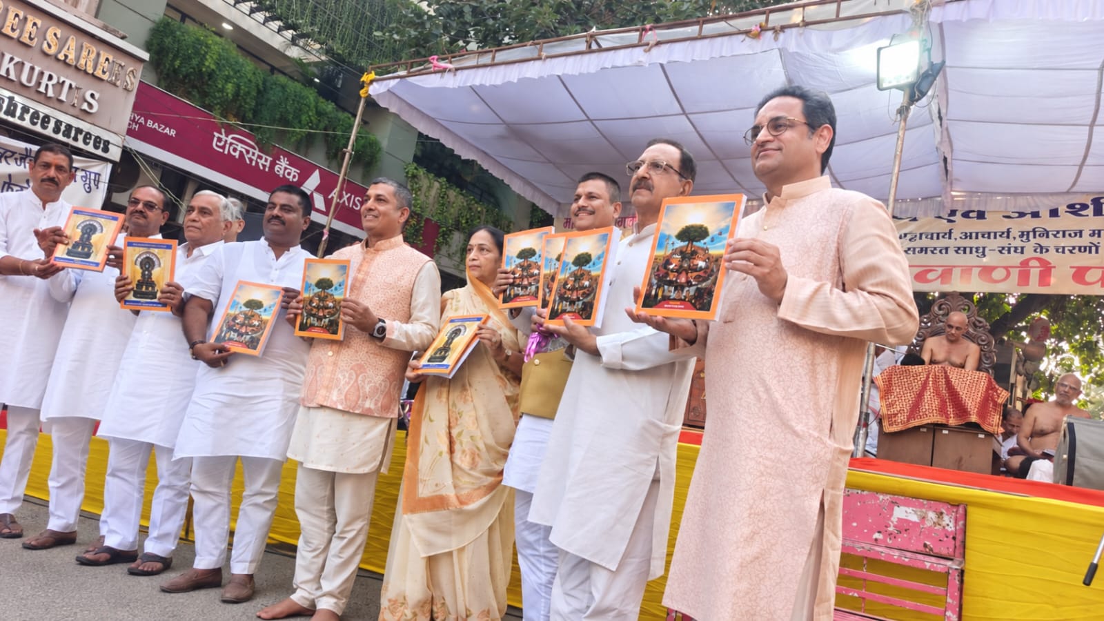 104 वर्ष पुरानी परंपरा के तहत कांच मंदिर में मना क्षमावाणी पर्वइंदौर में दिगंबर-श्वेतांबर संतों के सान्निध्य में हुई सामूहिक क्षमायाचना